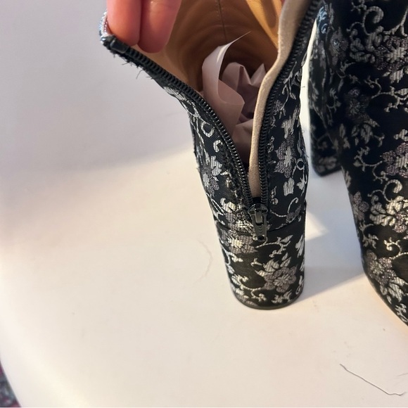 LEWIT 90s Y2K Lanzo Metallic Brocade Floral Ankle Boot Black Silver sz 8 Mobwife - Picture 11 of 14